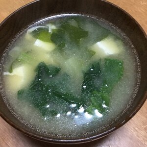 小松菜とワカメと豆腐の味噌汁